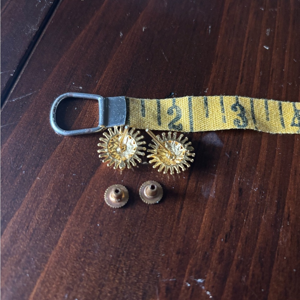 Elegant Gold Sunburst Earrings - Picture 4 of 4